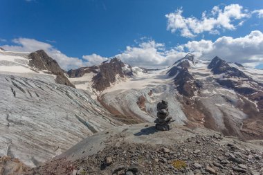 Taşlar Gepatschferner ve Palla Bianca 'nın arka planında, Vallelunga, Alto Adige - Sudtirol, İtalya. Popüler dağcılık merkezleri. Küresel ısınma kavramı