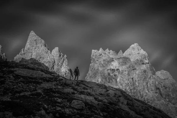 Fekete Fehér Panoráma Magányos Hegymászóval Sziluettben Csodálatos Dolomit Gerincekkel Háttérben — Stock Fotó