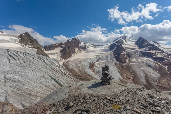 Taşlar Gepatschferner ve Palla Bianca 'nın arka planında, Vallelunga, Alto Adige - Sudtirol, İtalya. Popüler dağcılık merkezleri. Küresel ısınma kavramı