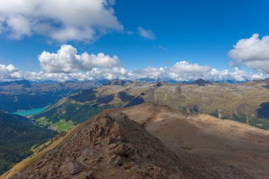 İtalya, İsviçre ve Avusturya arasında muhteşem bir yaz manzarası. Resia Gölü, Vallelunga, Alto Adige Sudtirol, İtalya