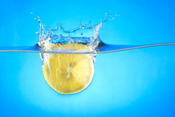 Lemon in water — Stock Photo, Image