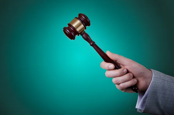 Gavel in the hand — Stock Photo, Image
