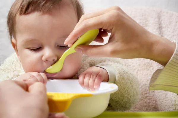 Mãe bebê alimentando — Fotografia de Stock