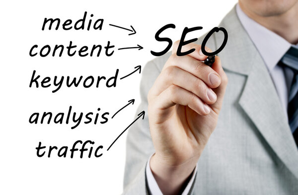 Бизнесмен пишет на прозрачной доске интернет-концепции
