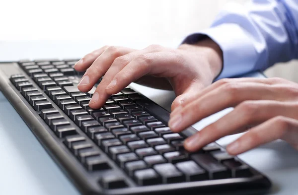 Teclado y mano — Foto de Stock