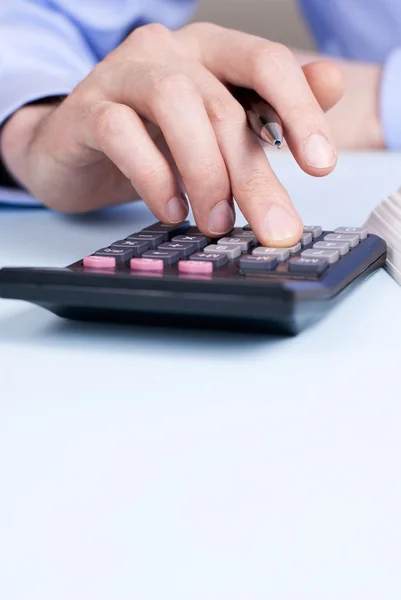 Mano y una calculadora — Foto de Stock