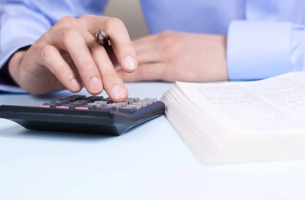 Hand och en miniräknare — Stockfoto