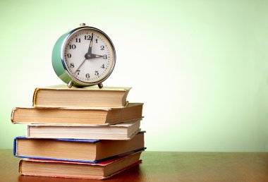 kitap ve çalar saat