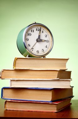 kitap ve çalar saat