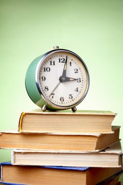 kitap ve çalar saat