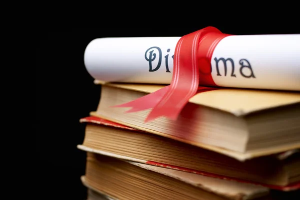 Diploma y libros — Foto de Stock