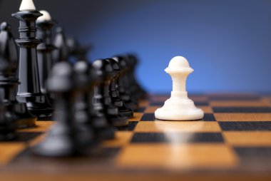 Grup bir satranç tahtası üzerinde siyah satranç