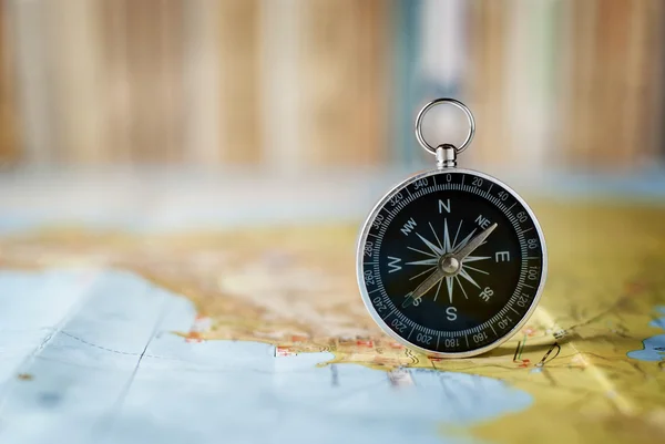 Kompass på kartan — Stockfoto
