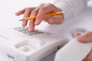 adam bir sabit hat üzerinde telefon araması yapma