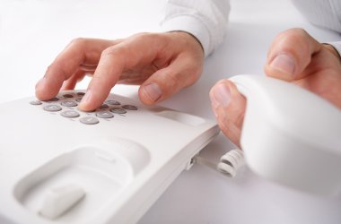 adam bir sabit hat üzerinde telefon araması yapma