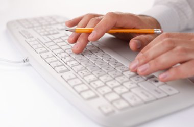 iş yerinde bilgisayar klavye yazarak adam