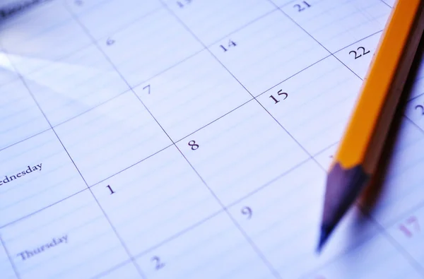 Matita su un calendario — Foto Stock