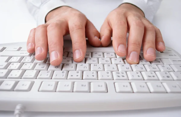 Человек печатает на клавиатуре компьютера — стоковое фото