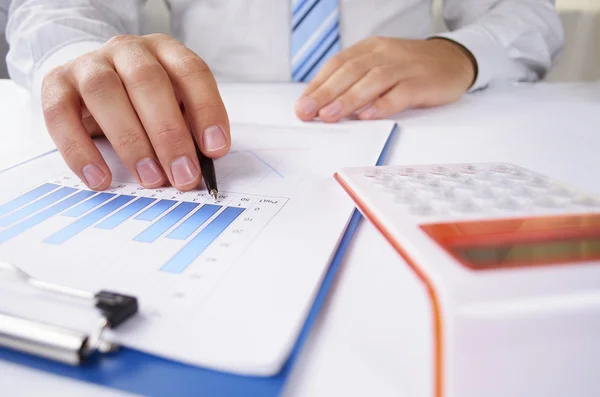 Man working on analysing a bar graph — Stock Photo, Image