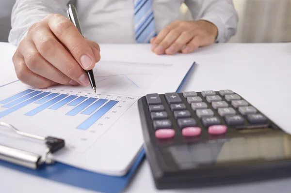 Man working on analysing a bar graph — Stock Photo, Image