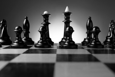 arkadan aydınlatmalı satranç taşları bir satranç tahtası üzerinde