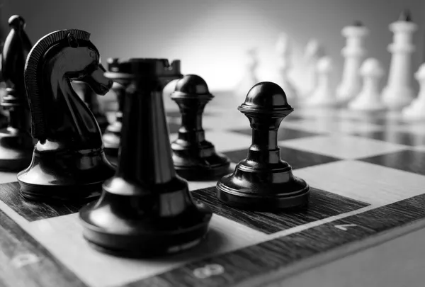 Satranç tahtasındaki satranç taşları