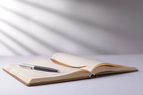 Abrir cuaderno o diario con un bolígrafo — Foto de Stock