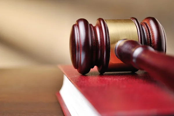 Richter aus Holz feilen an einem Gesetzbuch — Stockfoto