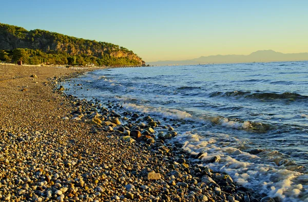 Visa på en öde strand i solnedgången — Stockfoto