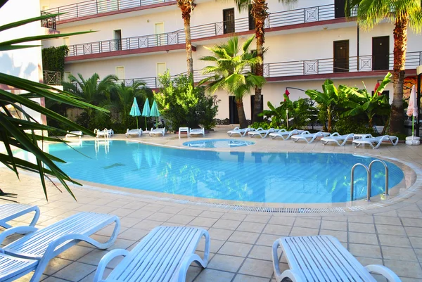 Piscina em um resort de luxo — Fotografia de Stock