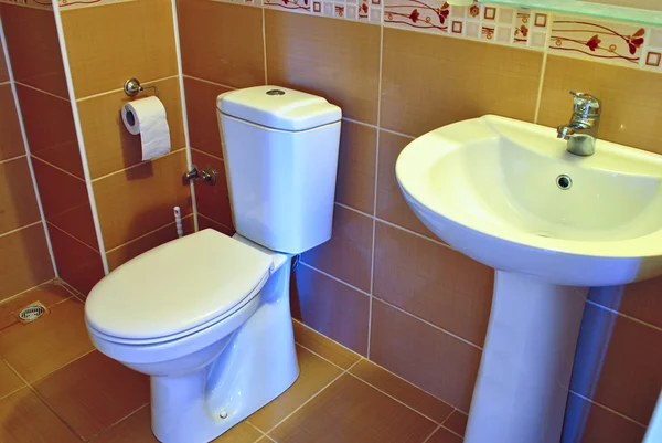 Современная ручная раковина и туалет — стоковое фото