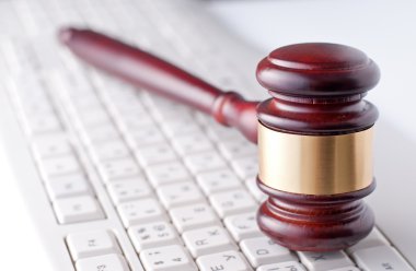 bir bilgisayarın klavyesinde tokmak