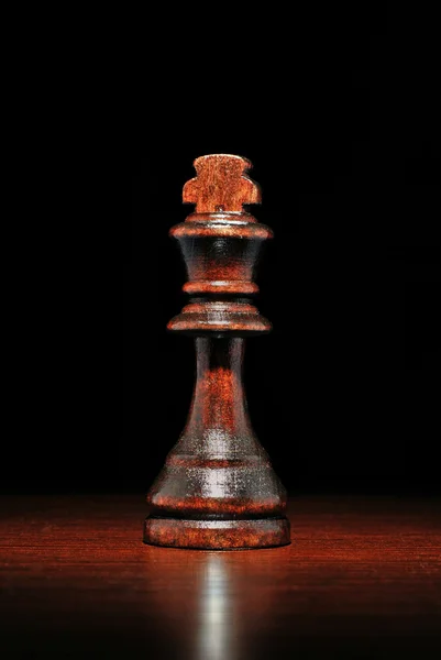 Verlichte houten koning Schaakstuk — Stockfoto