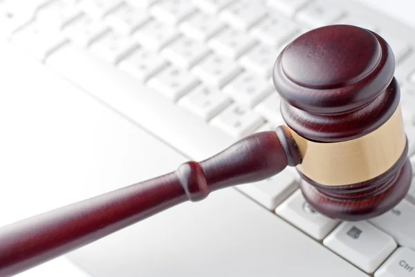 Gavel on a computer keyboard — Stock Photo, Image