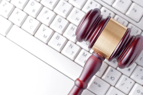 Gavel on a computer keyboard — Stock Photo, Image