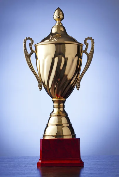 Stříbrná trofej poháru na modré — Stock fotografie
