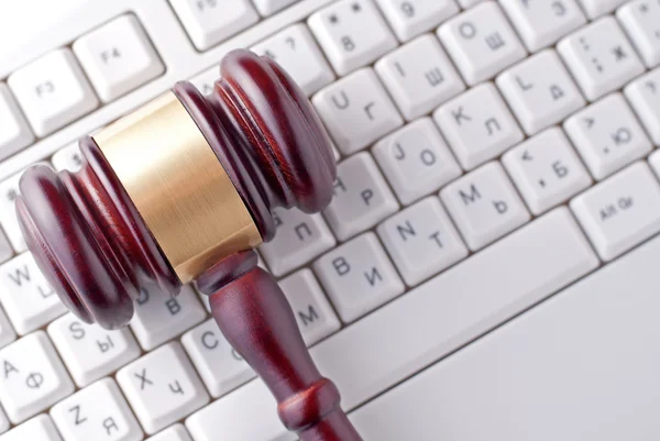 Gavel on a computer keyboard — Stock Photo, Image