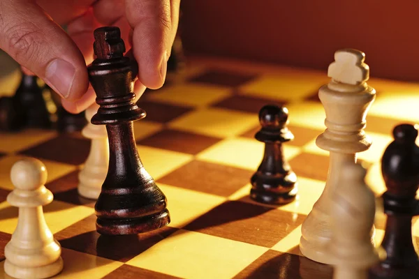 チェスの動きを作る男 — ストック写真