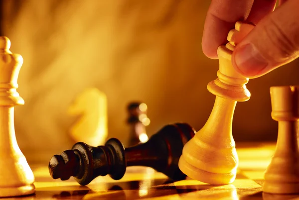 Man going for checkmate in a game of chess — Stock Photo, Image
