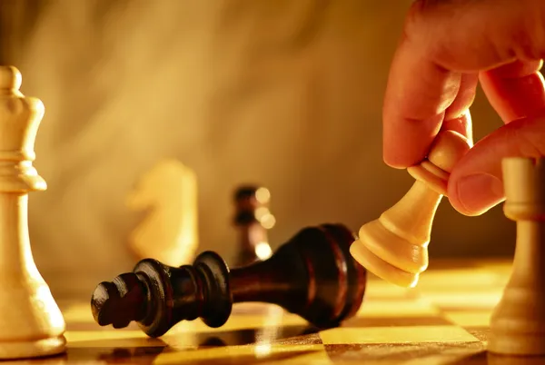 adam satranç oyununda geçmeyi