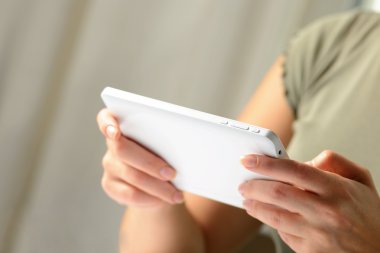 düşük açılı bir pc tablet kullanarak bir adamın elleri