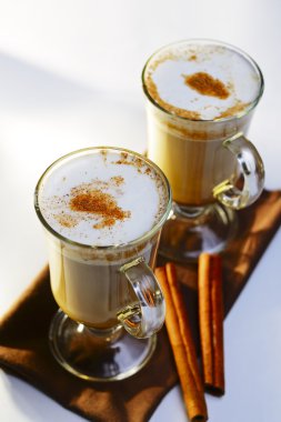 iki bardak köpüklü sıcak çikolata tarçın ile