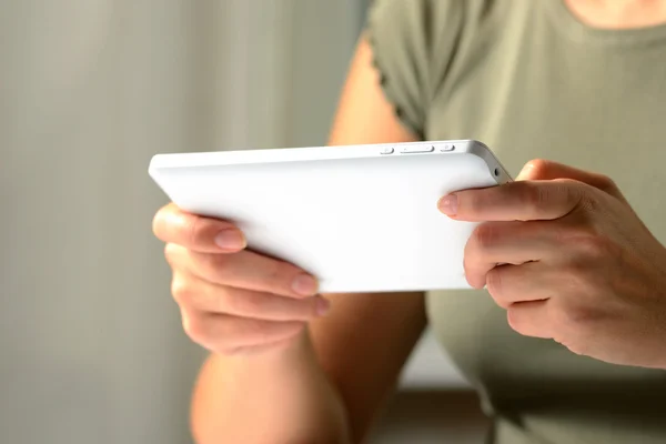 Mani di un uomo che utilizza un tablet PC, da basso angolo — Foto Stock