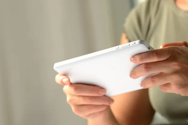 Hände eines Mannes, der ein PC-Tablet benutzt, aus niedrigem Winkel — Stockfoto