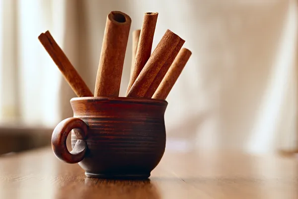 Stick cinnamon in a pottery container — Stock Photo, Image