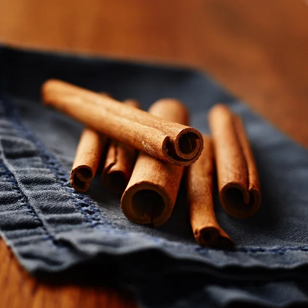 Spicy fresh cinnamon sticks — Stock Photo, Image