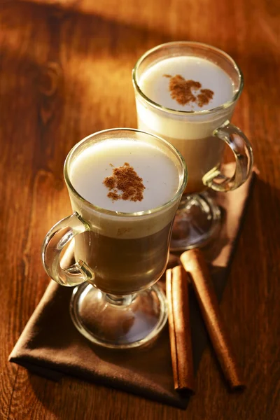 Two mugs of creamy cappuccino coffee — Stock Photo, Image