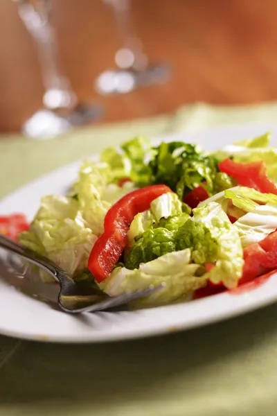 Salada de alface e pimenta fresca — Fotografia de Stock