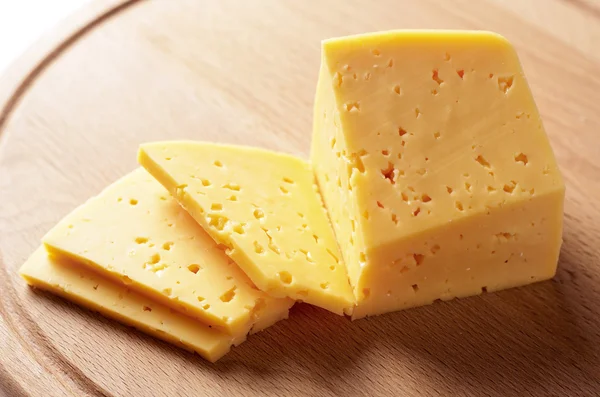 Block av ost skuren i skivor — Stockfoto
