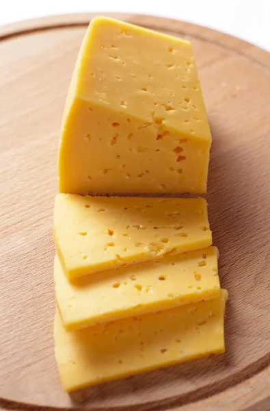 Block av ost skuren i skivor — Stockfoto